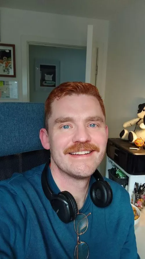 Tall nerd (I can reach any shelf). by d139nn