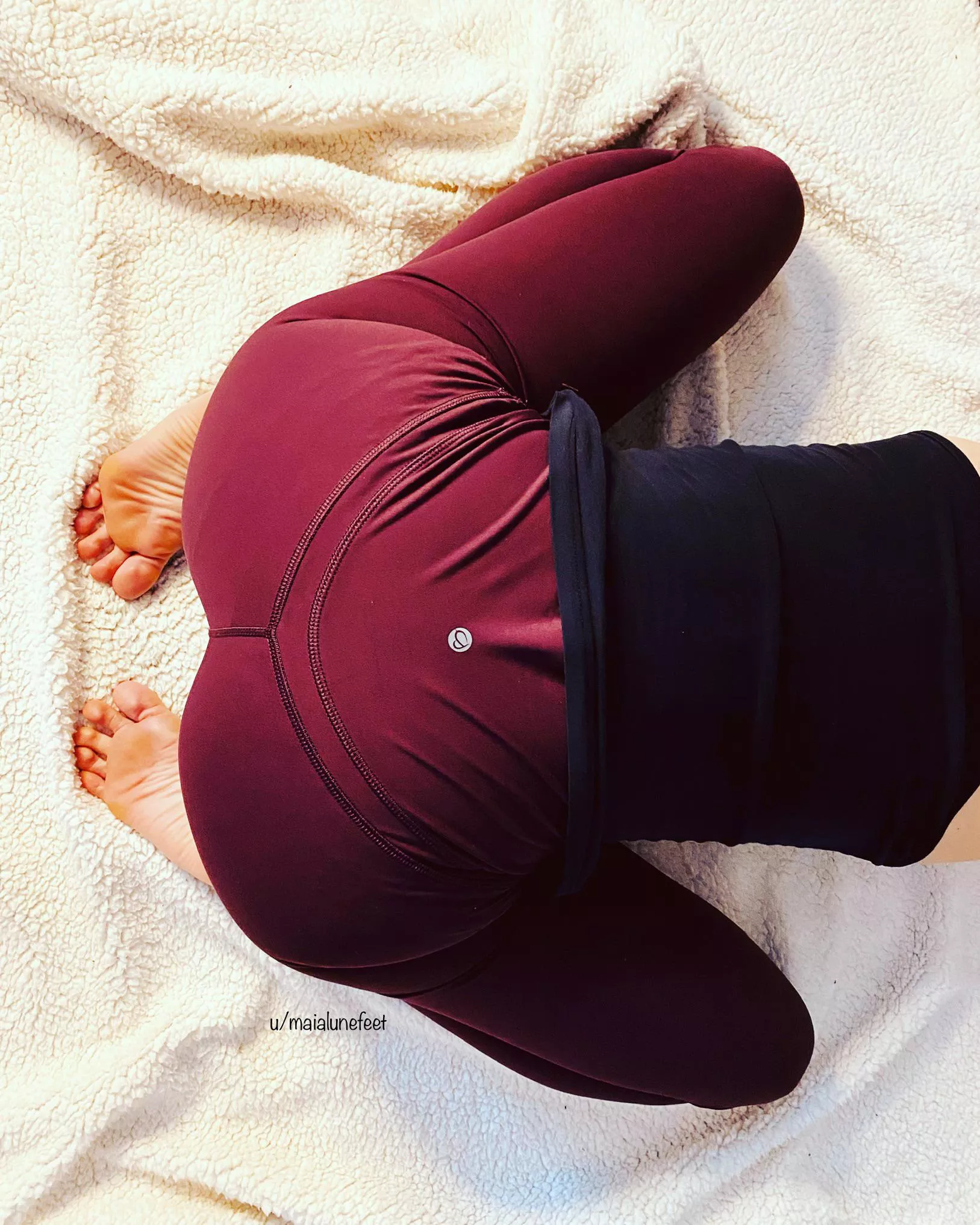 The stretch is reeeeaaal 🥵 posted by maialunefeet