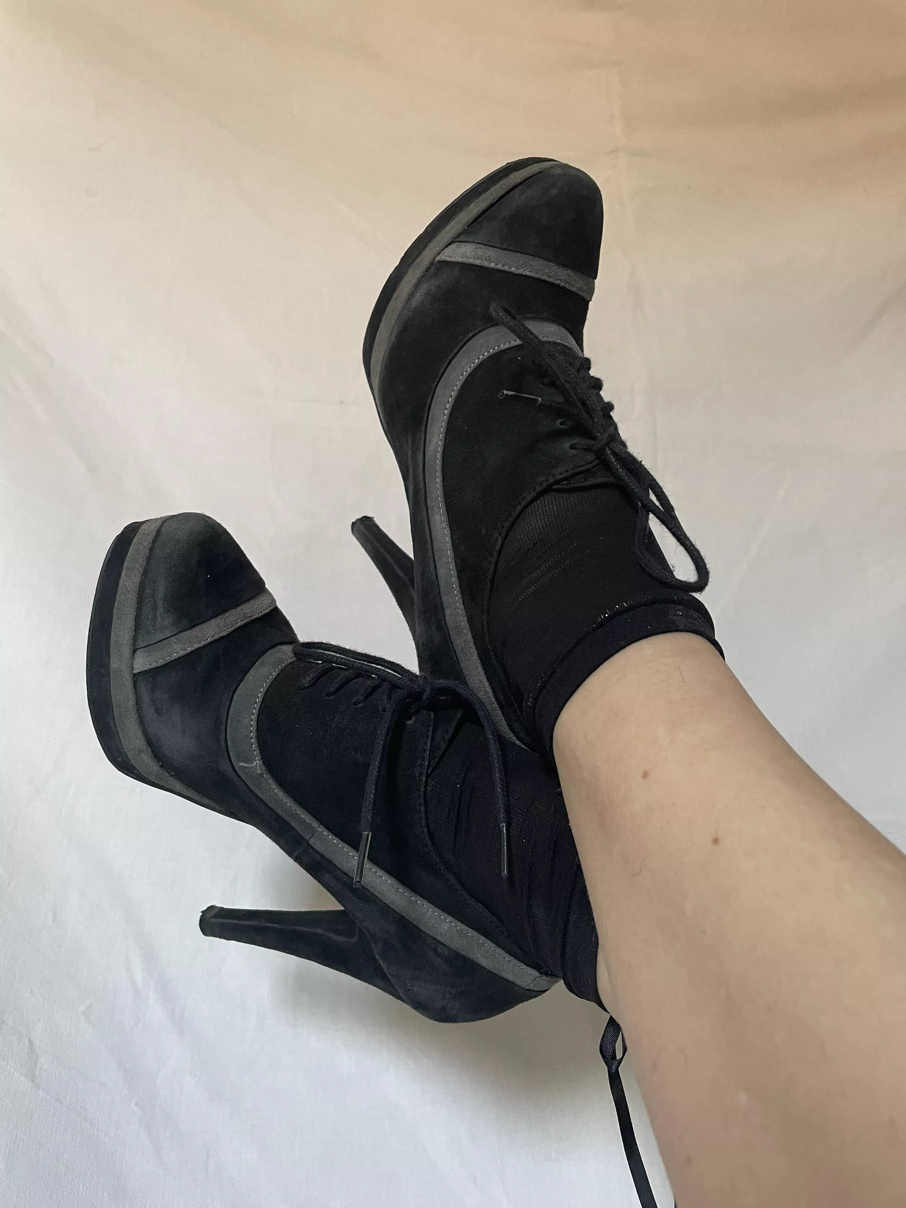 Who is ready to feel this bad babies? 💥👠 posted by Tissymachere