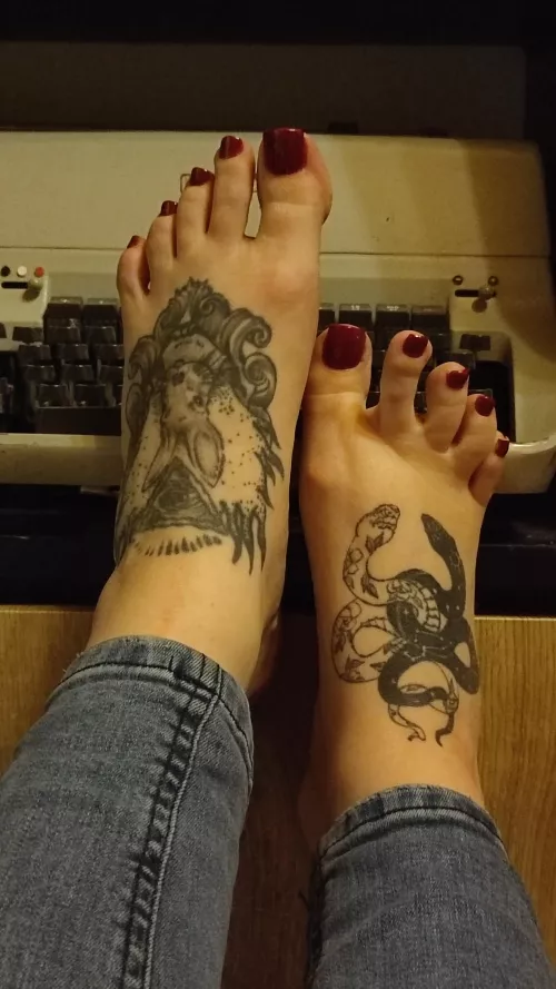 Would you dare to worship my feet?😈 by Porcherie