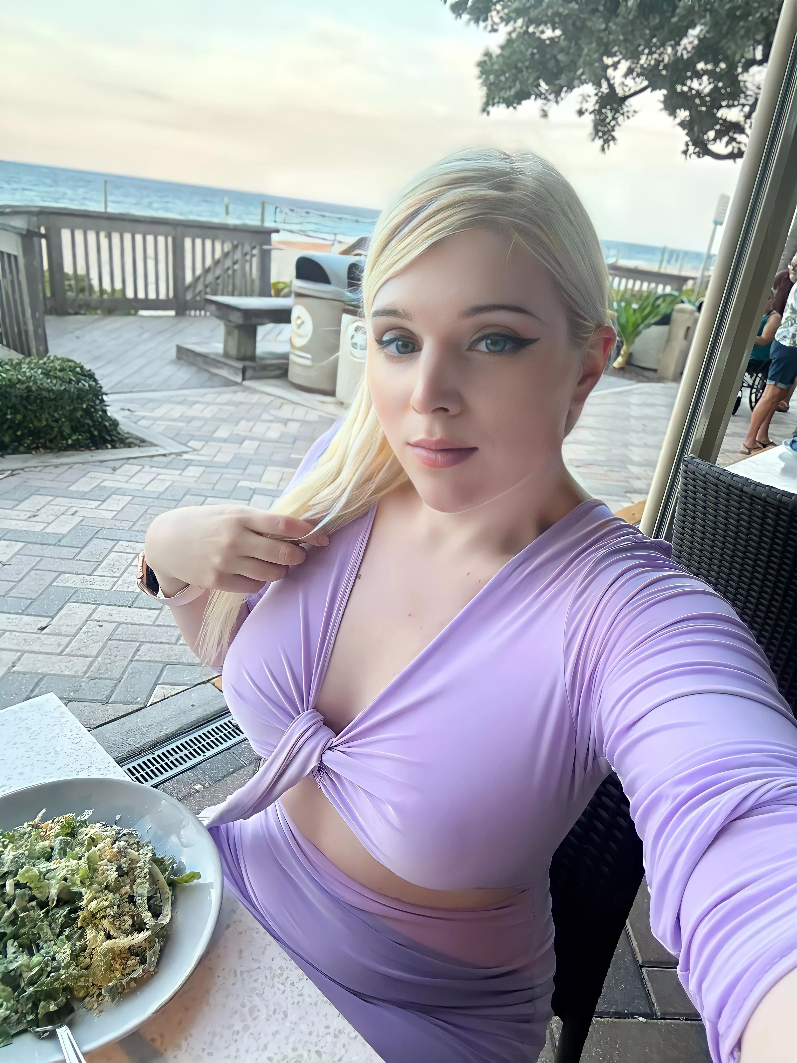Would you take a curvy femboy on a lil date? 🥹 posted by realamandarae