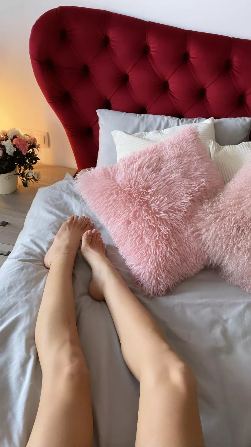 Are you looking at my arches or toes? posted by arabian_footqueen