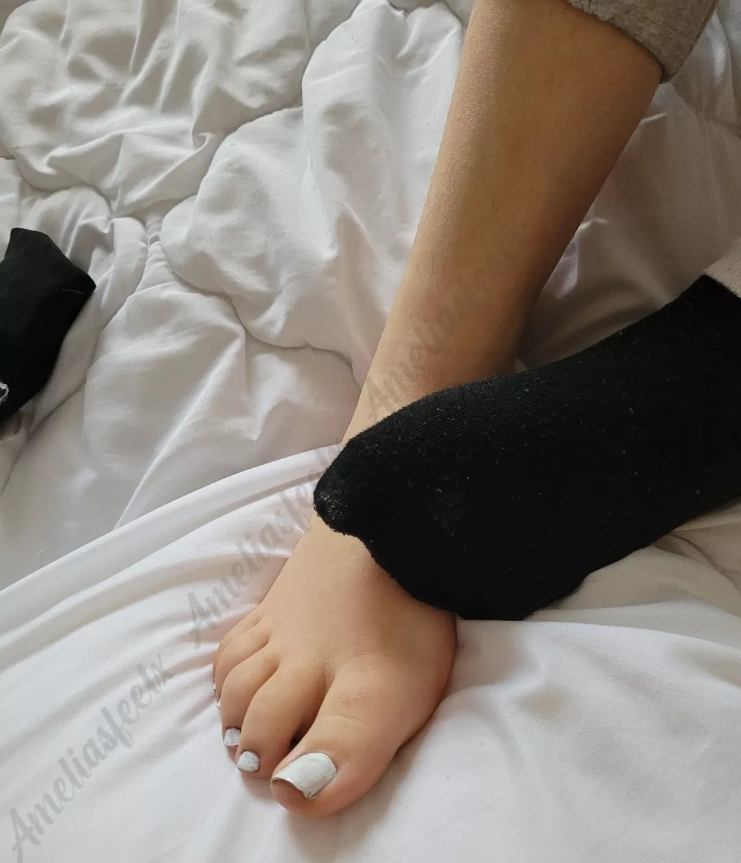 Bow down to my superior feet 🙇‍♂️ posted by ameliasfeetx