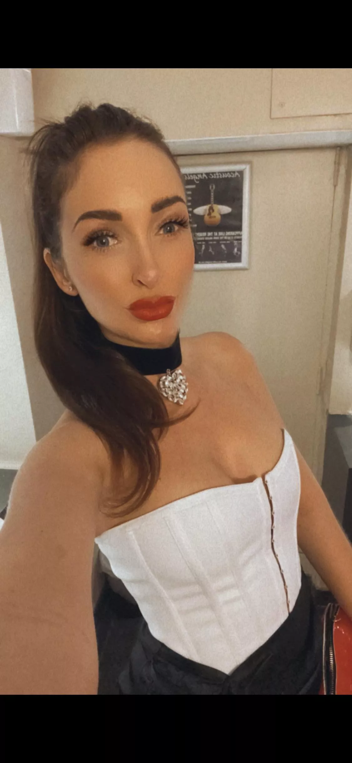 Brunette and red lips 🫦 posted by lauriejayb