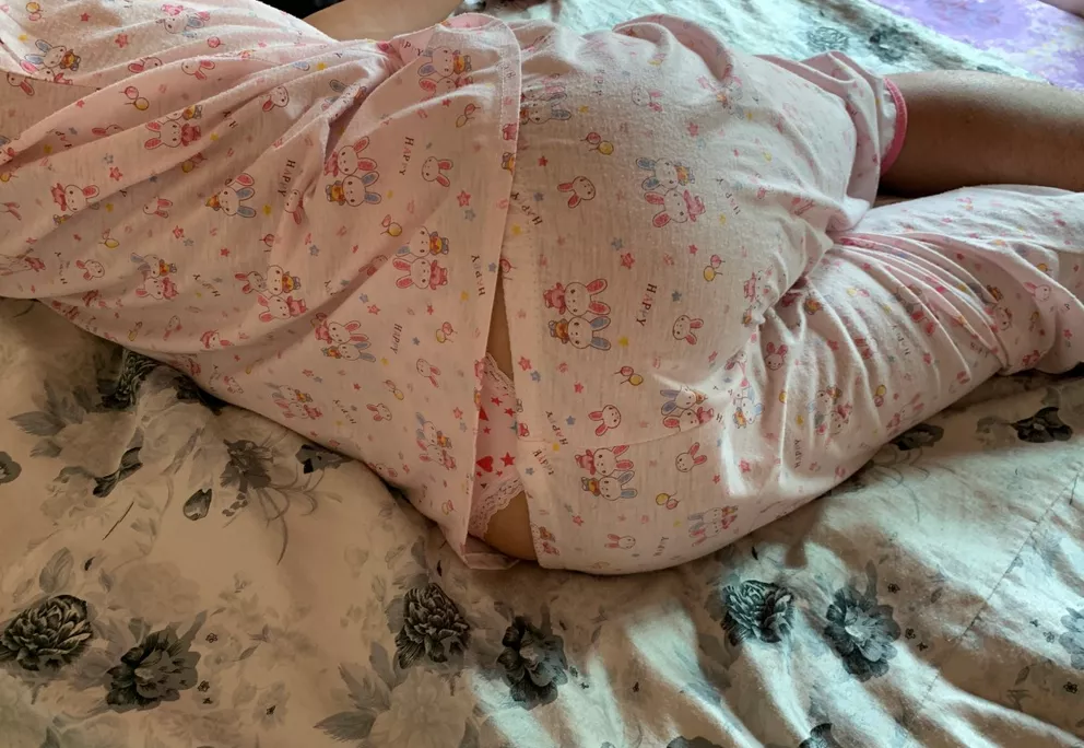 Morning sleepy view...would you like to wake up to this? posted by thongbabe99