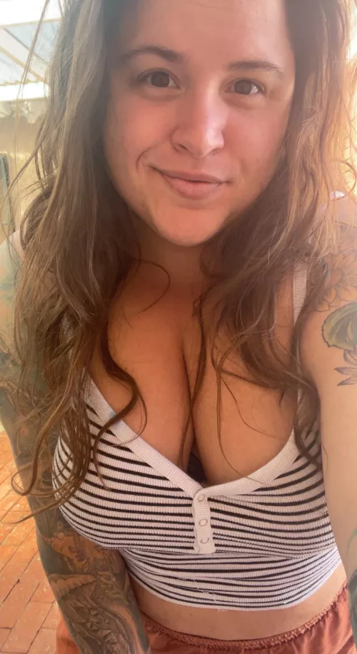 tattooed seductive stoner. let me share my tatted natural curves with you! by handful_heather420