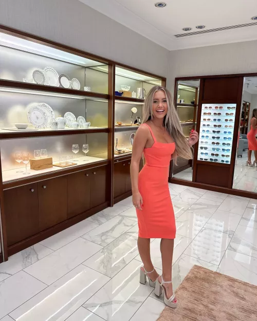 Tight dress for shopping by HonestRunner