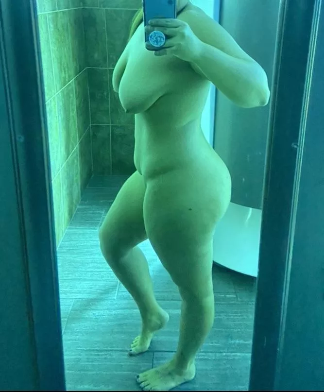 Big ass and little feet… but sure to be a treat! 😜😜😜 posted by Automatic_Ebb9879