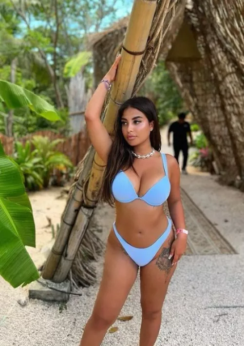 Blue bikinis definitely look best on these tits by heliasoltani