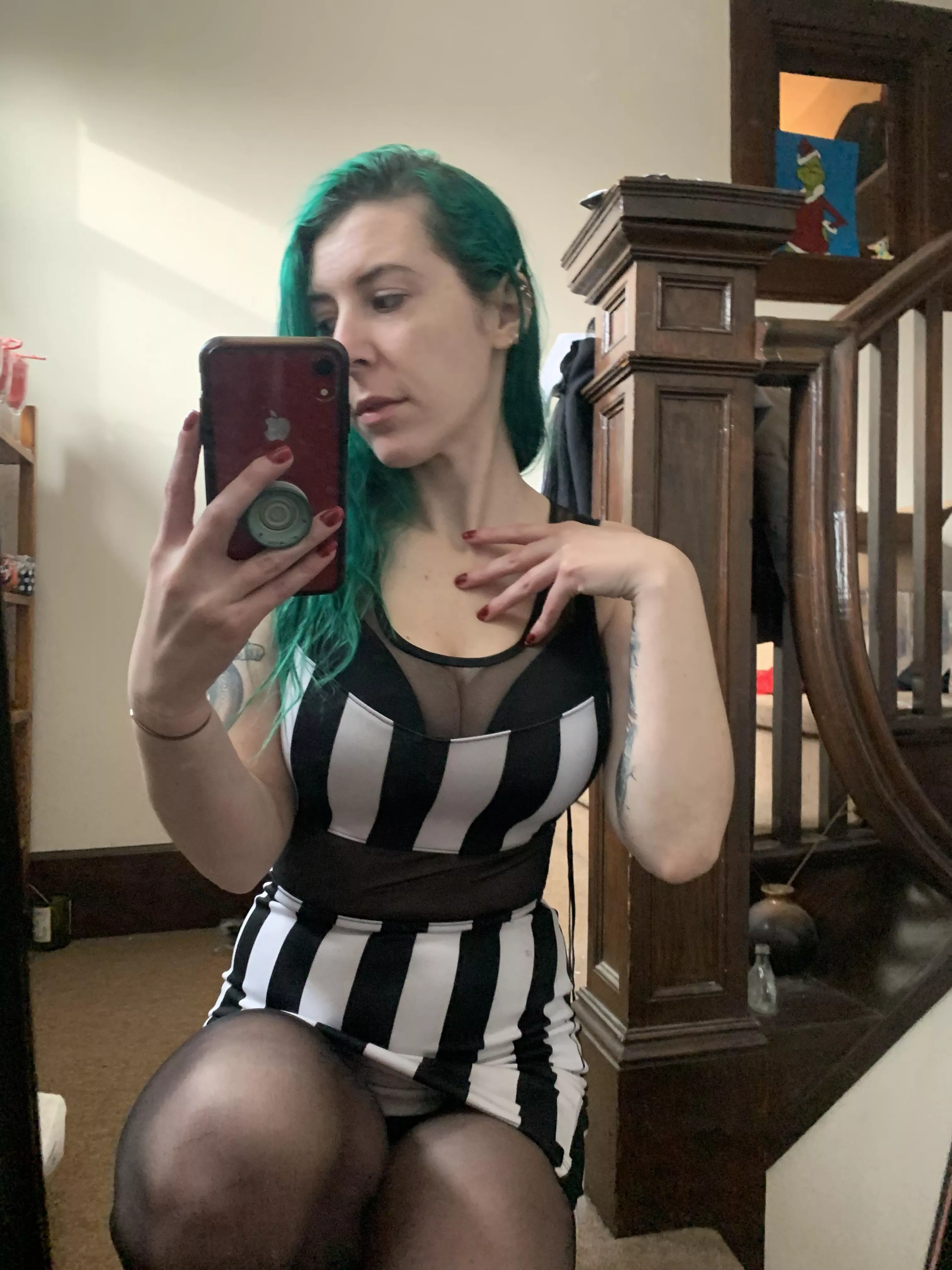 Busty in black and white posted by sirenskiss3