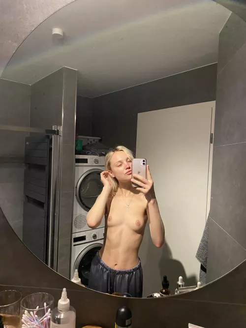 Mirror selfie 🤳 by muza_in_love