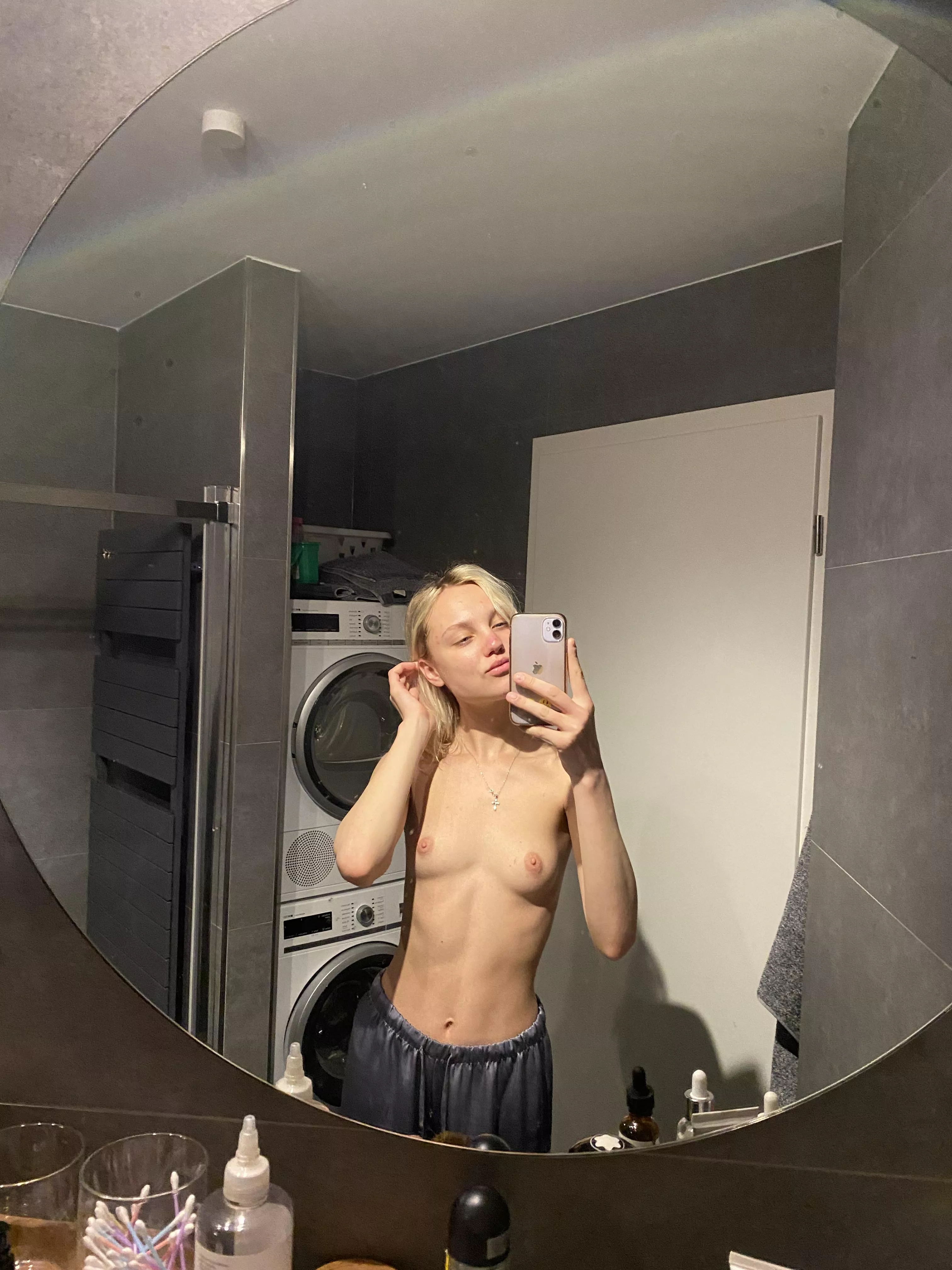 Mirror selfie 🤳 posted by muza_in_love