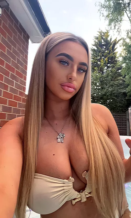 Paige is so fake and chavy by Trapped2Life