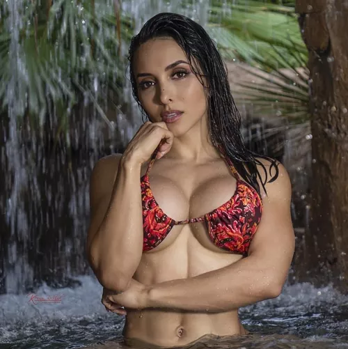 Vanessa Serros by Idenho