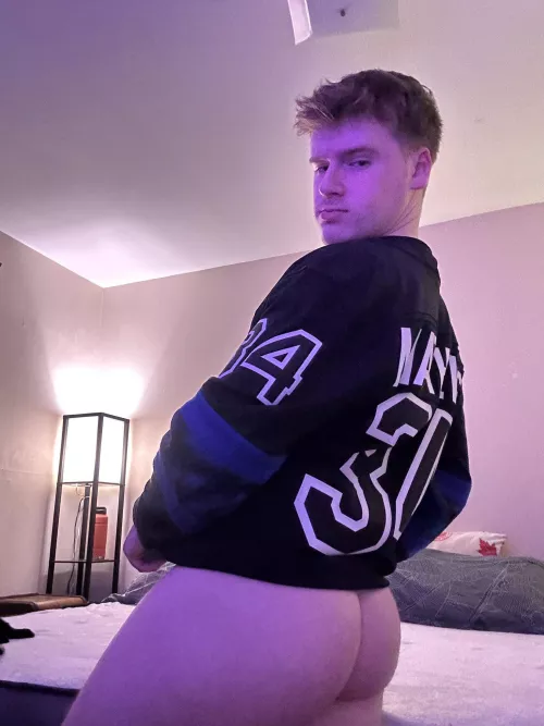 Who wants to fuck a hockey boy? 😈 by thewinterson