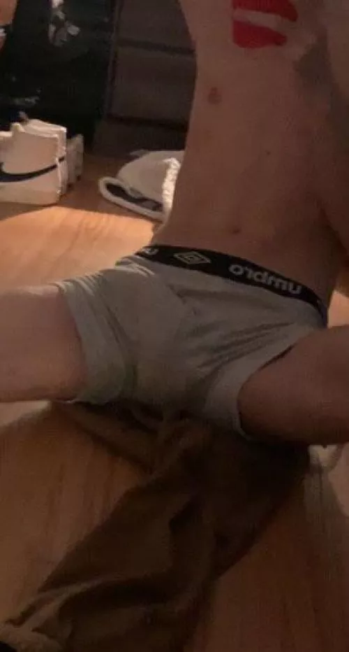 >_<!!! by basictwinkk