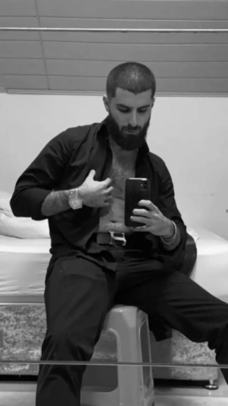 21, 6‘4, who is on the more feminine side that wants to be on my side?😁 posted by International_Eye364