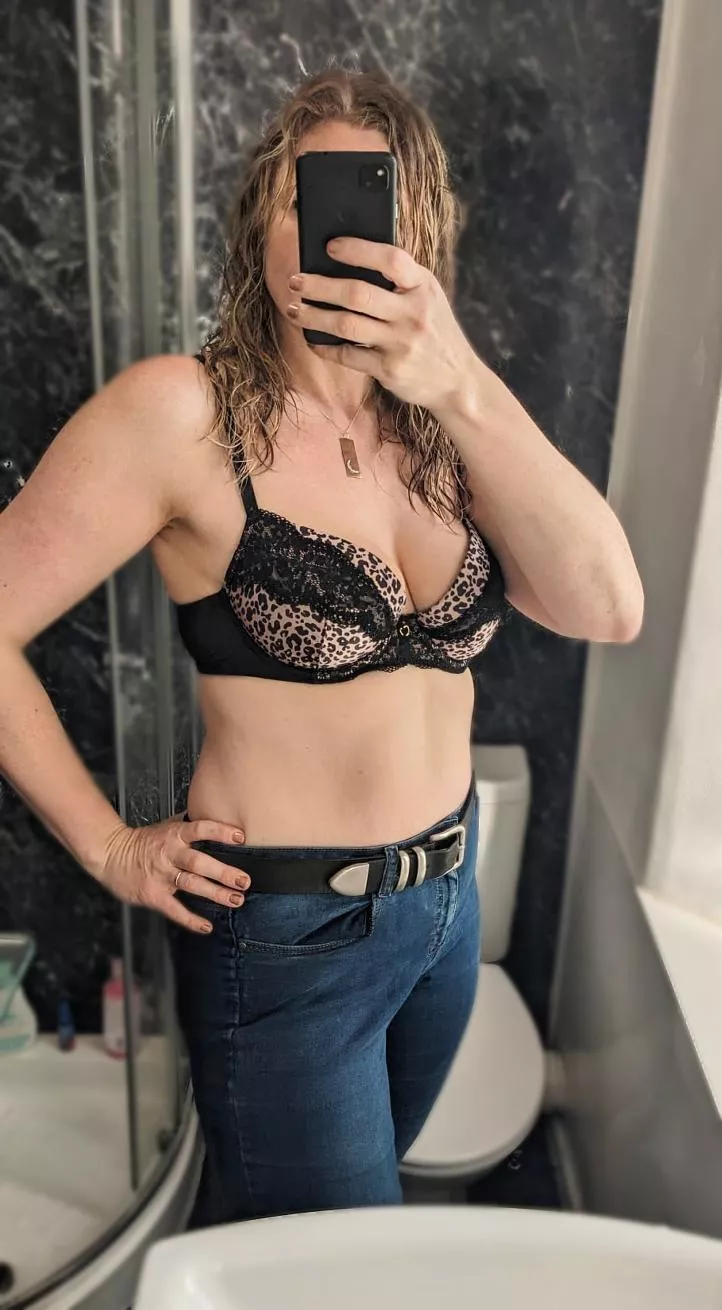Morning! 39yo UK MILF mum posted by LongeLeggedBlonde