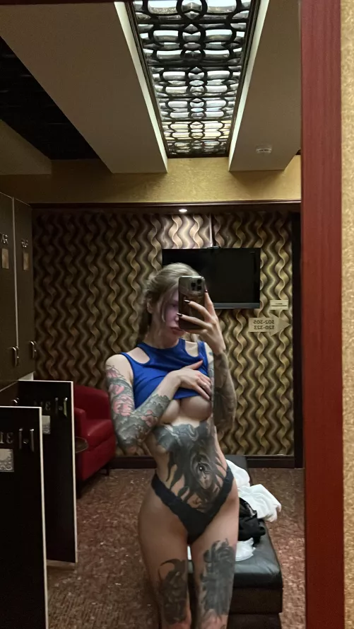 Pre-workout underboob by Alena_German