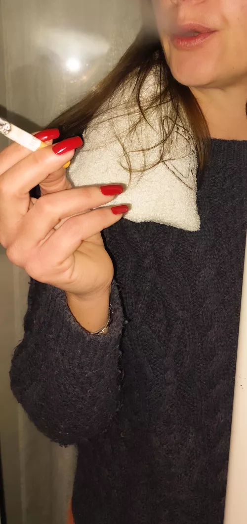 Red nails and smoke! by federicaln