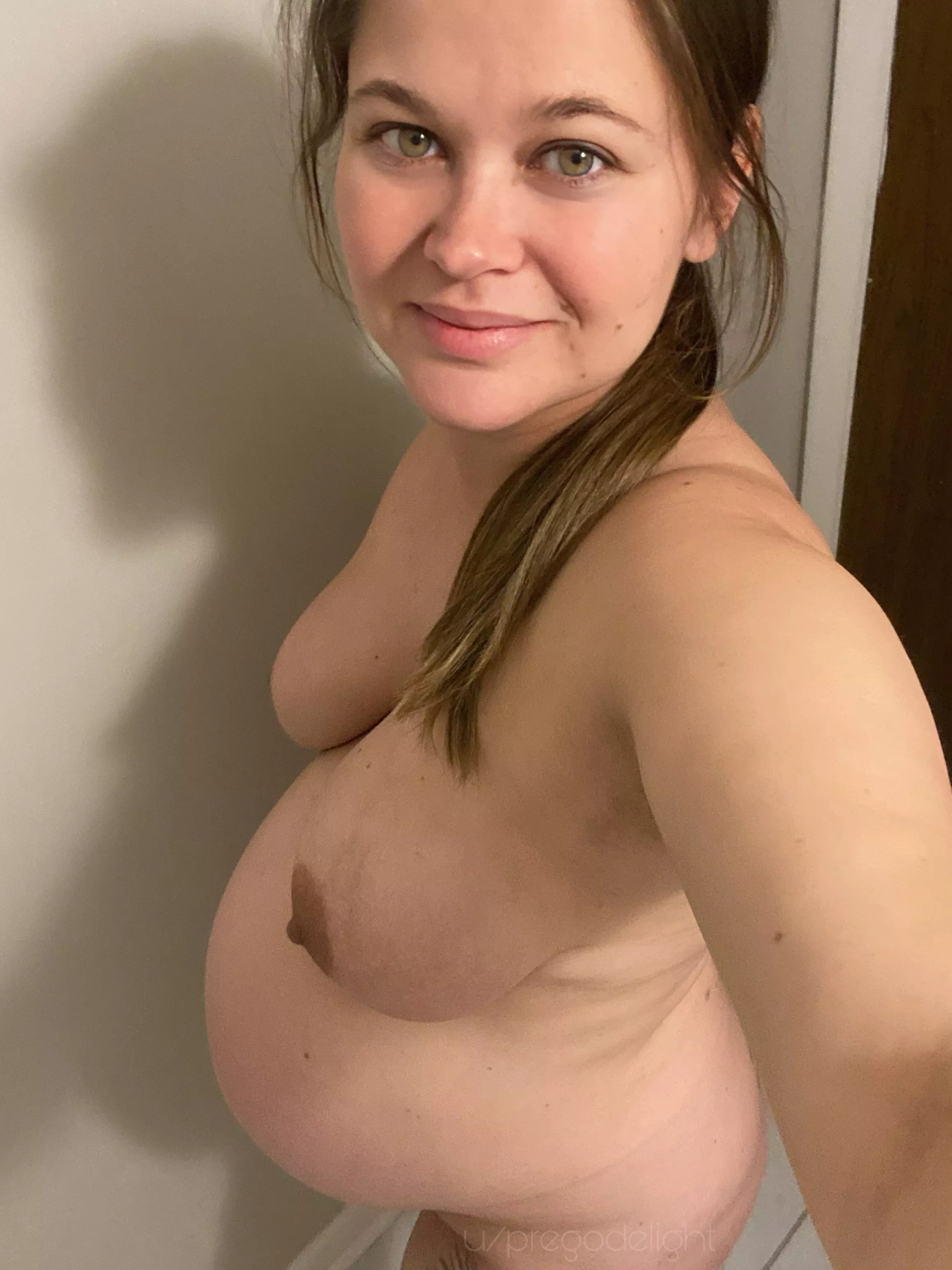 What 32 weeks pregnant looks like on me. posted by pregodelight