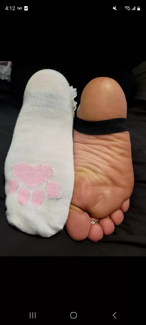 Wouldn't it be fun to tickle my feet by lilysbarefeet4