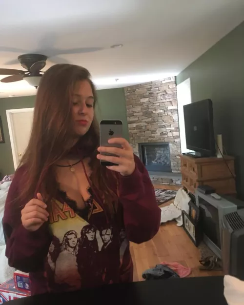 Cute brunette by Wallydinger123