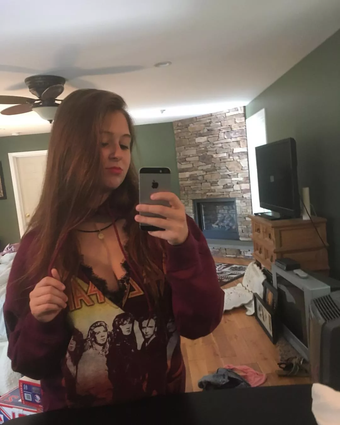 Cute brunette posted by Wallydinger123