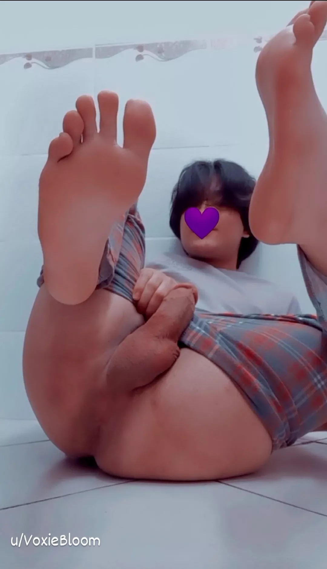 feet makes me hard all the time🤤 posted by VoxieBloom