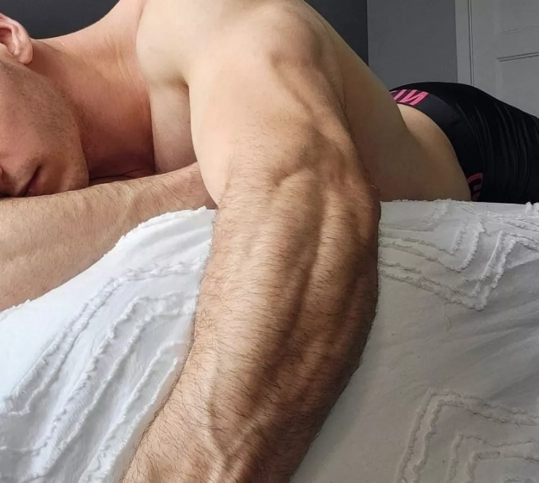 Hairy forearm 😏.. posted by John_fitness91