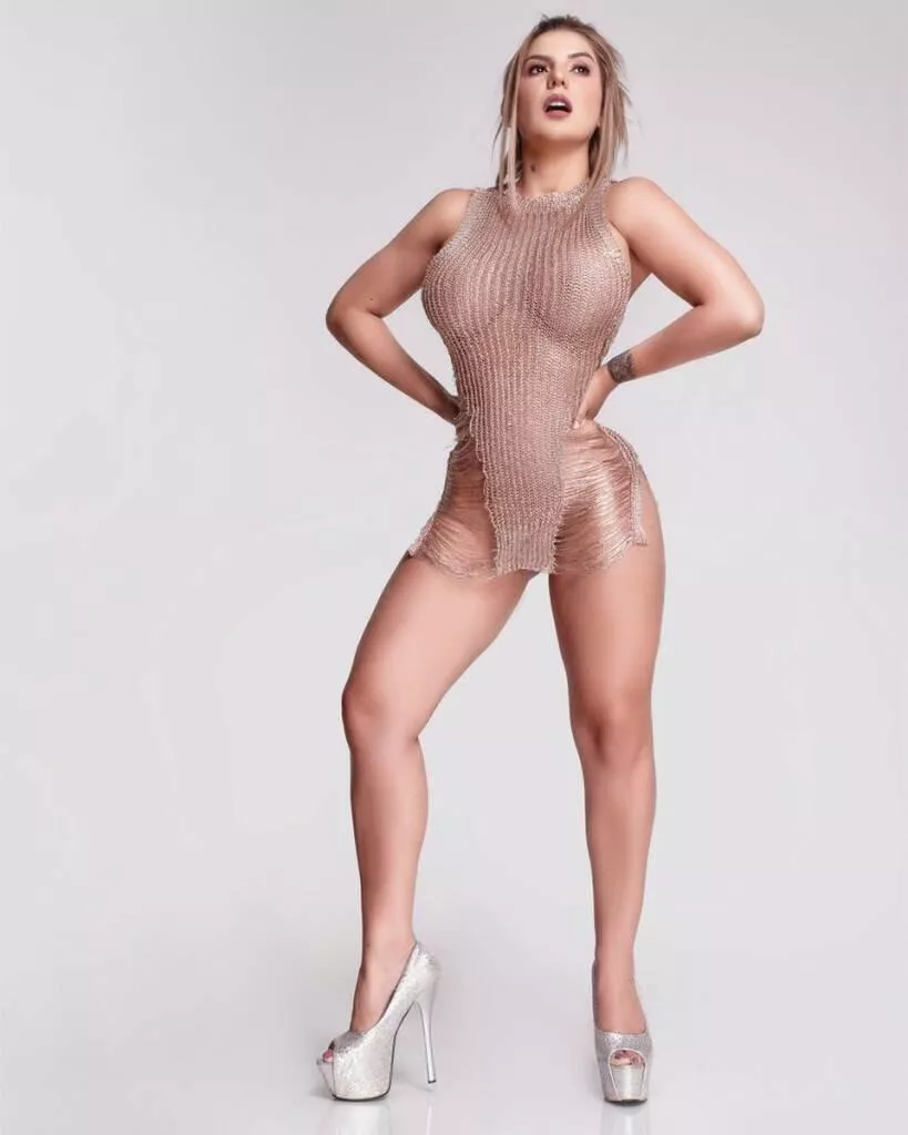 Hands on hips posted by 0rangeeAppeal