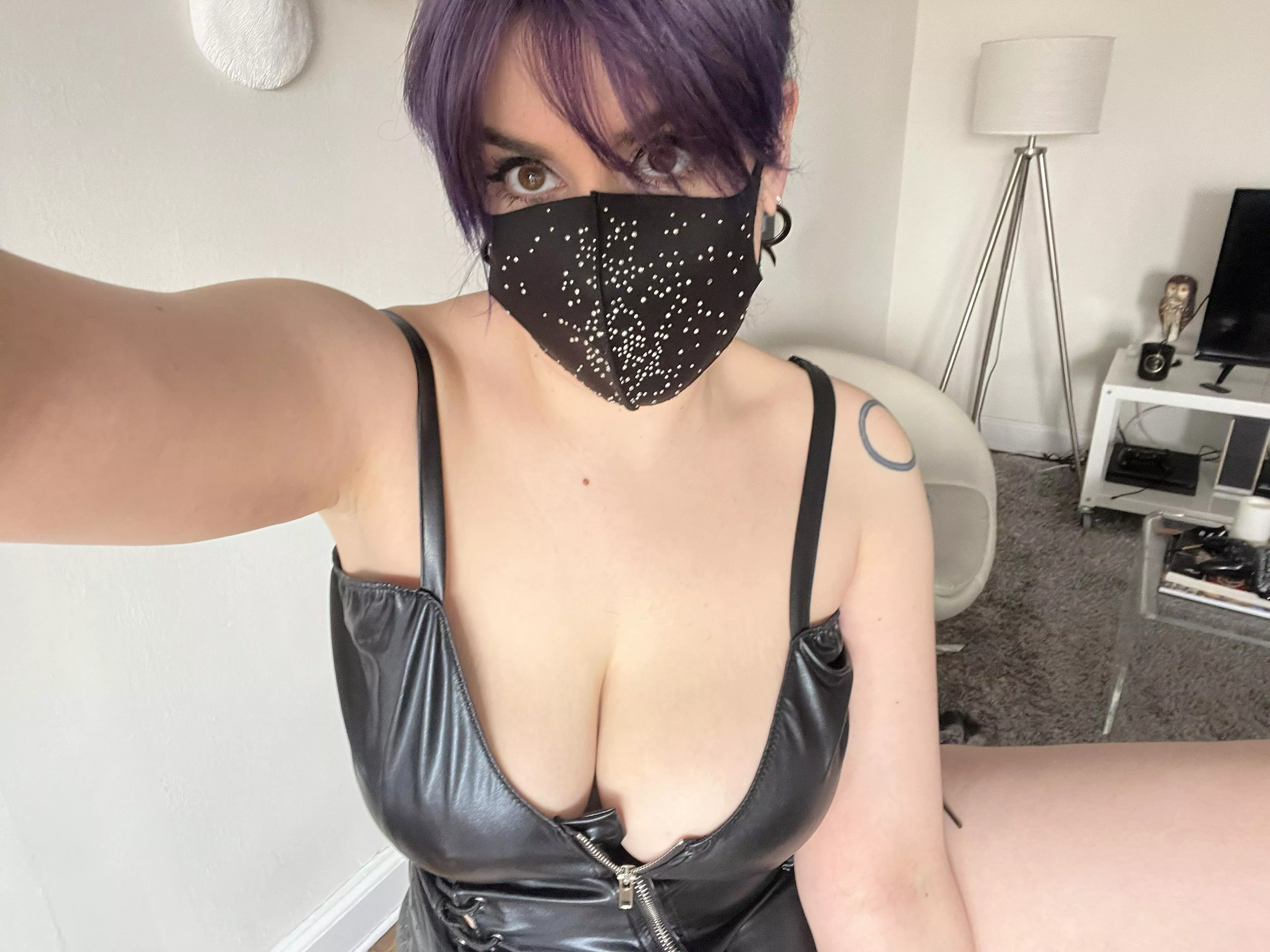 Just hanging out in my leather lingerie 🖤 posted by Chr0nenburger