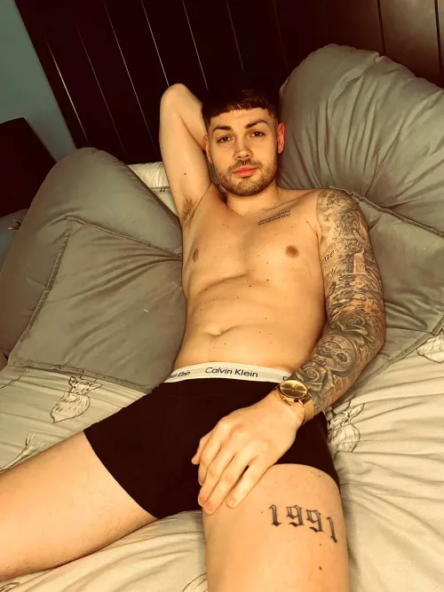 Kicking back in my CKs 🙃 by Welsh_Chad