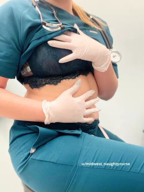 Nurse wants to be touched by midwest_naughtynurse