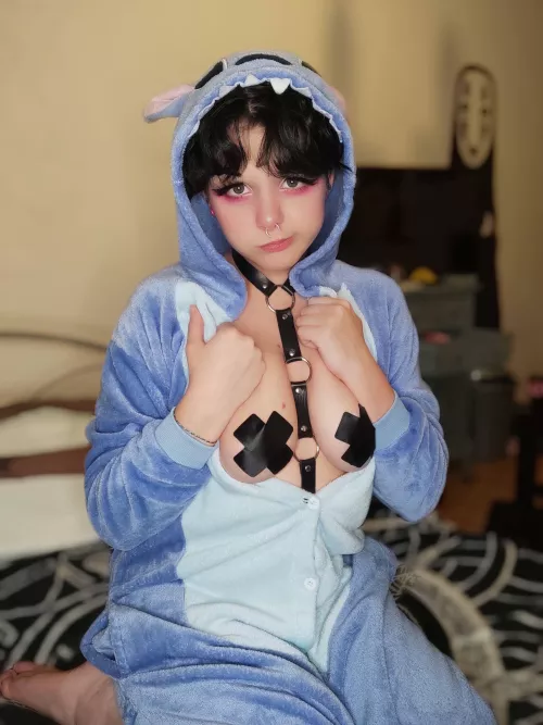 Nyom by HugMeFasterPls