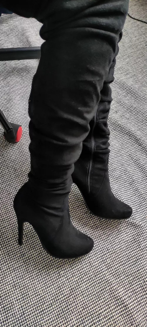 Office time.. by onlyfancyfeet7