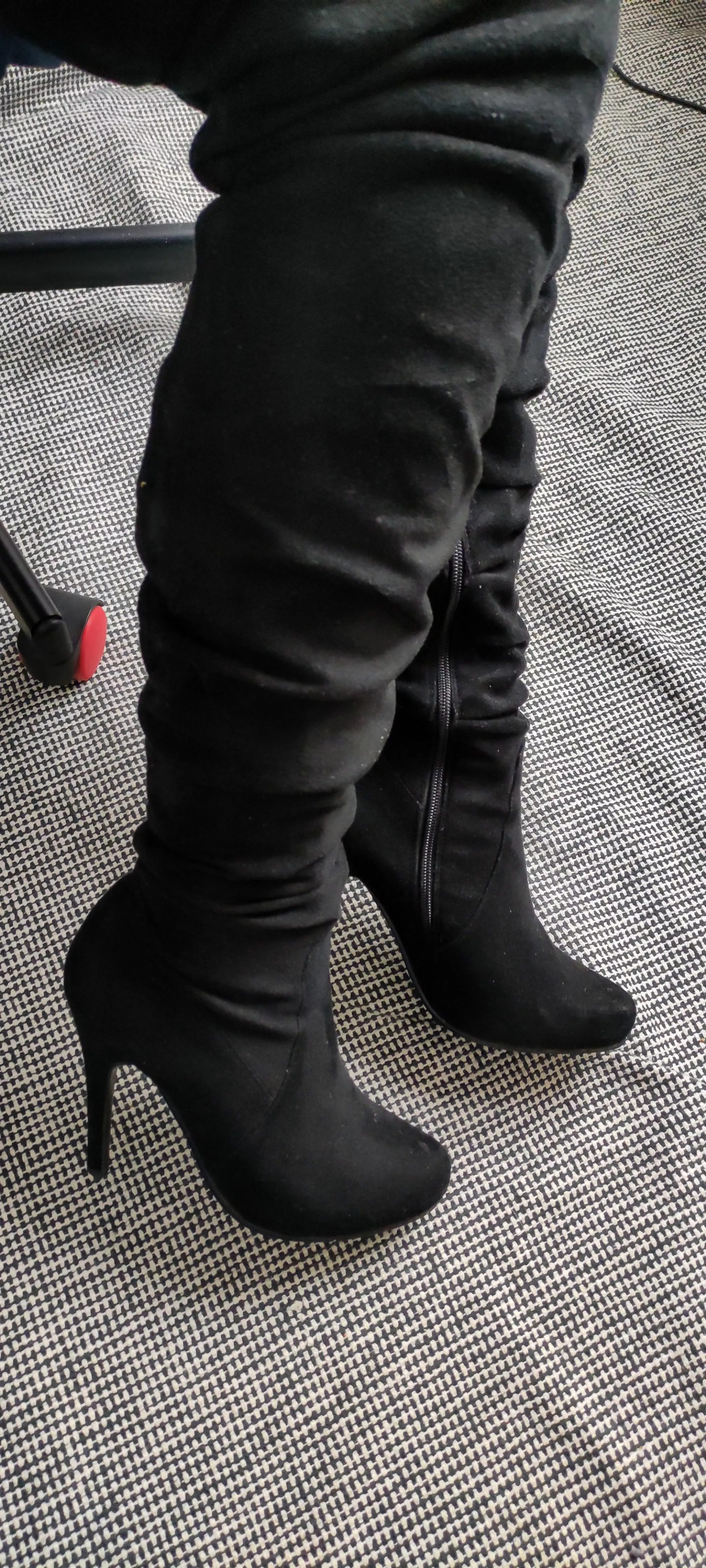 Office time.. posted by onlyfancyfeet7