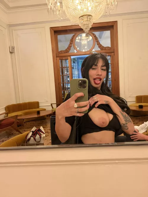 Tongue shot by nochediente