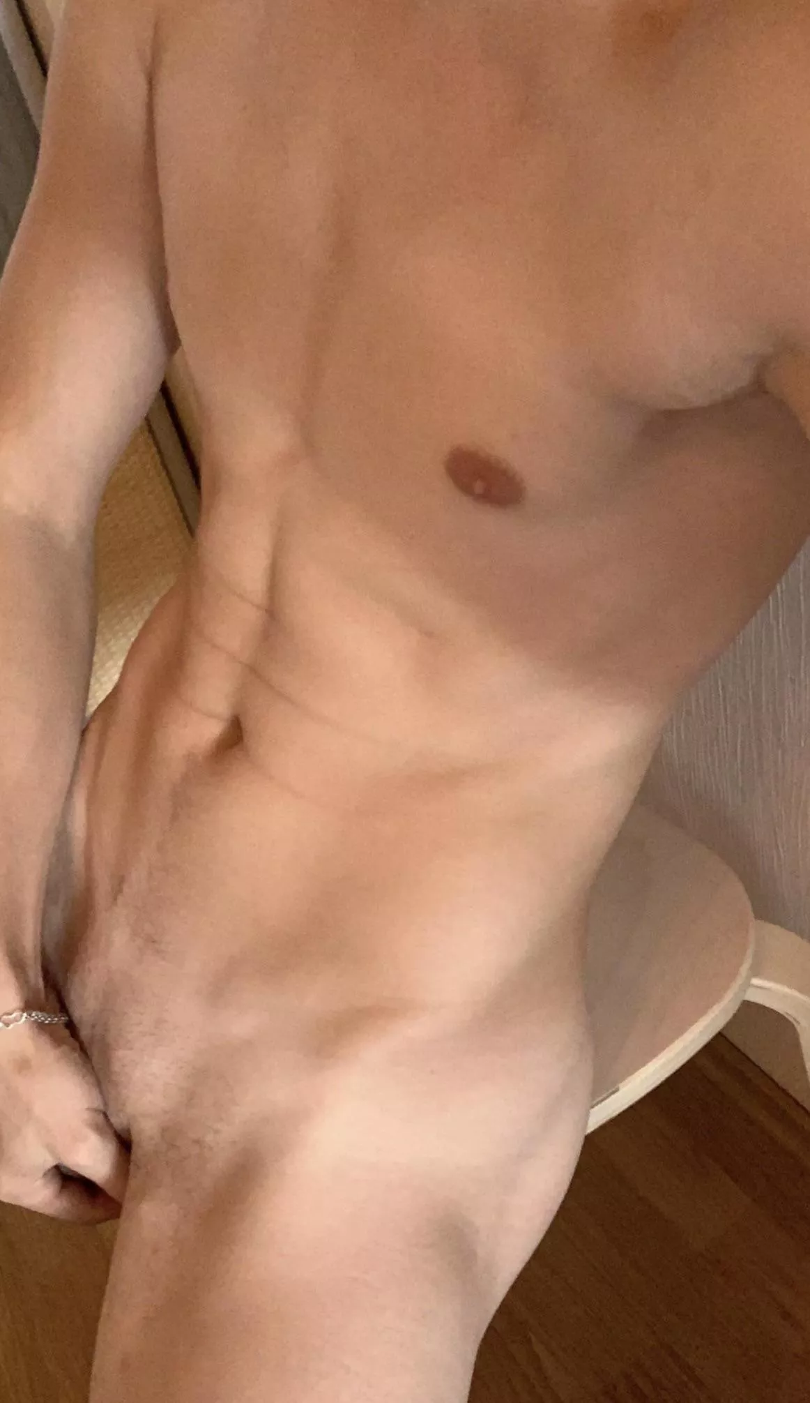 22 fit hung boy with abs looking for fit guys with abs only! Send body pic first for reply. Sc alexmirror posted by alexmirror77