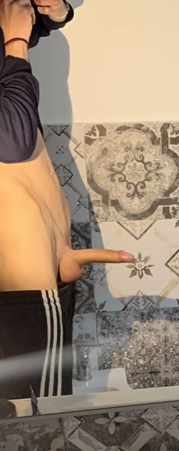 Bonjour 😏✨ posted by MessyTop23