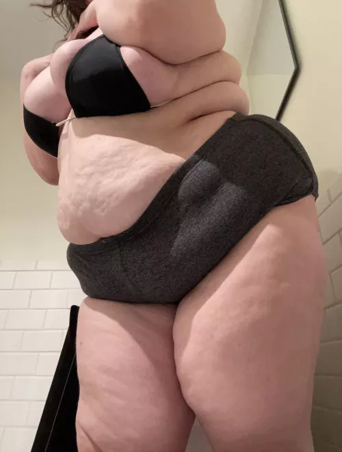 bursting out by sleazy-deezy