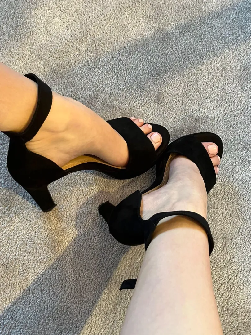 Do you like seeing my feet in these high heels? posted by DiamondAmyyy