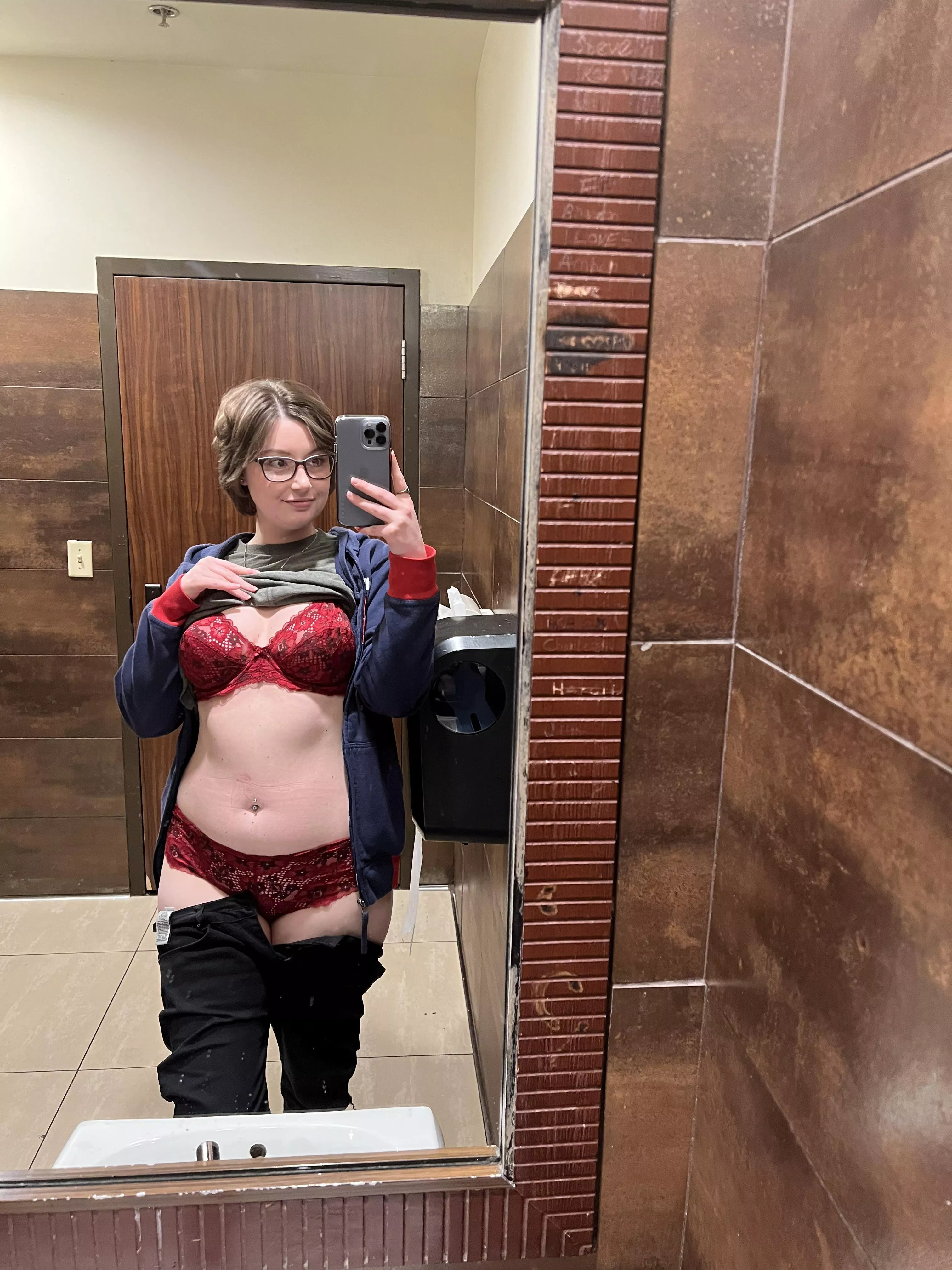 Do you mind if I send you pictures like this? posted by Loveforlydiaa