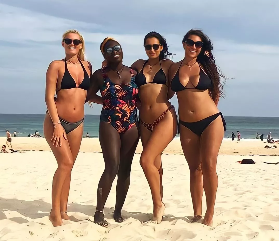 four beach babes posted by Voorant