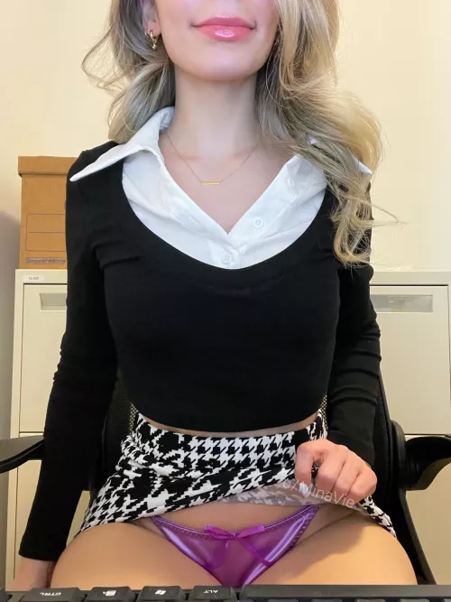 Free to work under my desk? [f] by MinaVie