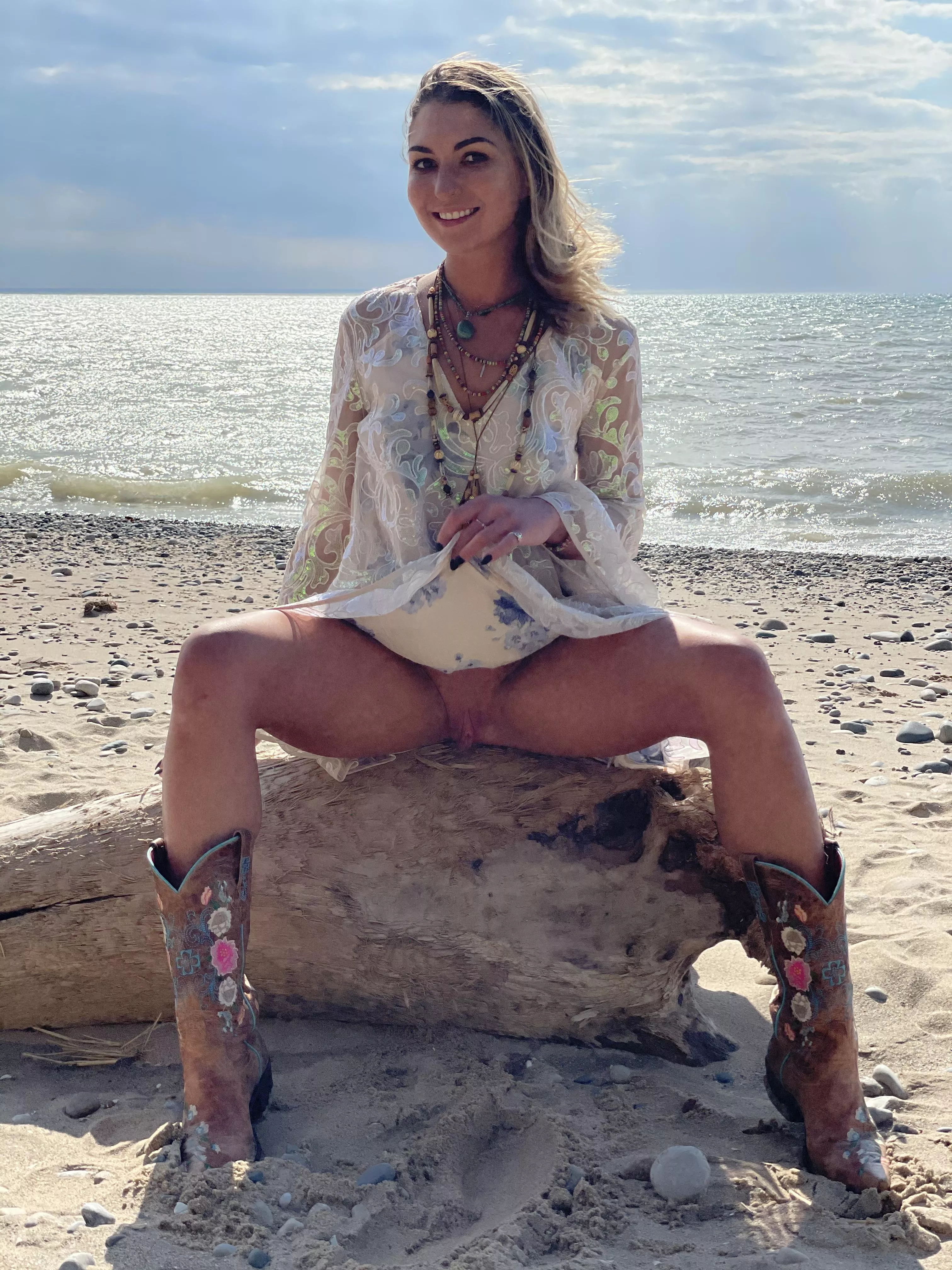 I love just spreading my legs at the beach posted by Alizajkl