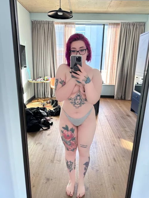 it’s a struggle to only use one hand by sylvermoonx