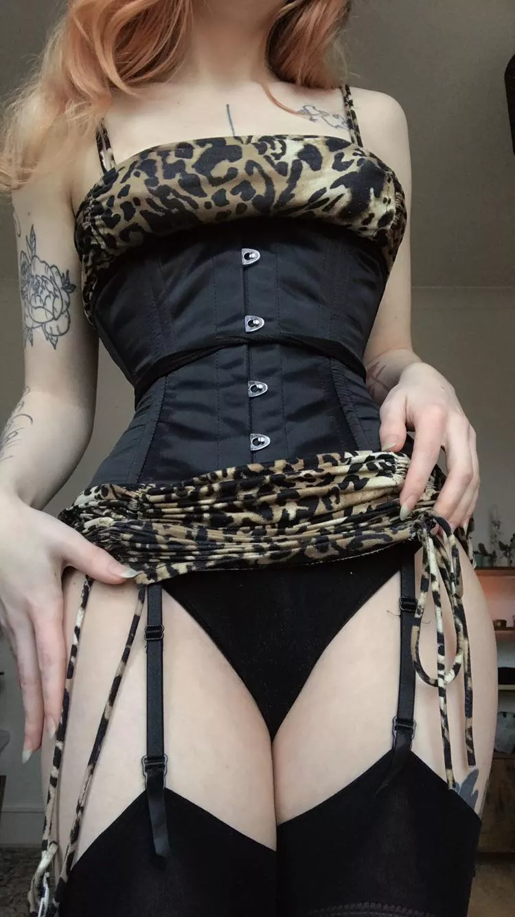 My first corset, it feels so good posted by elliehaze96