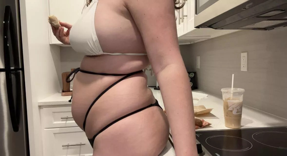 Piggy in the kitchen 🐷 posted by lovesbreadsticks