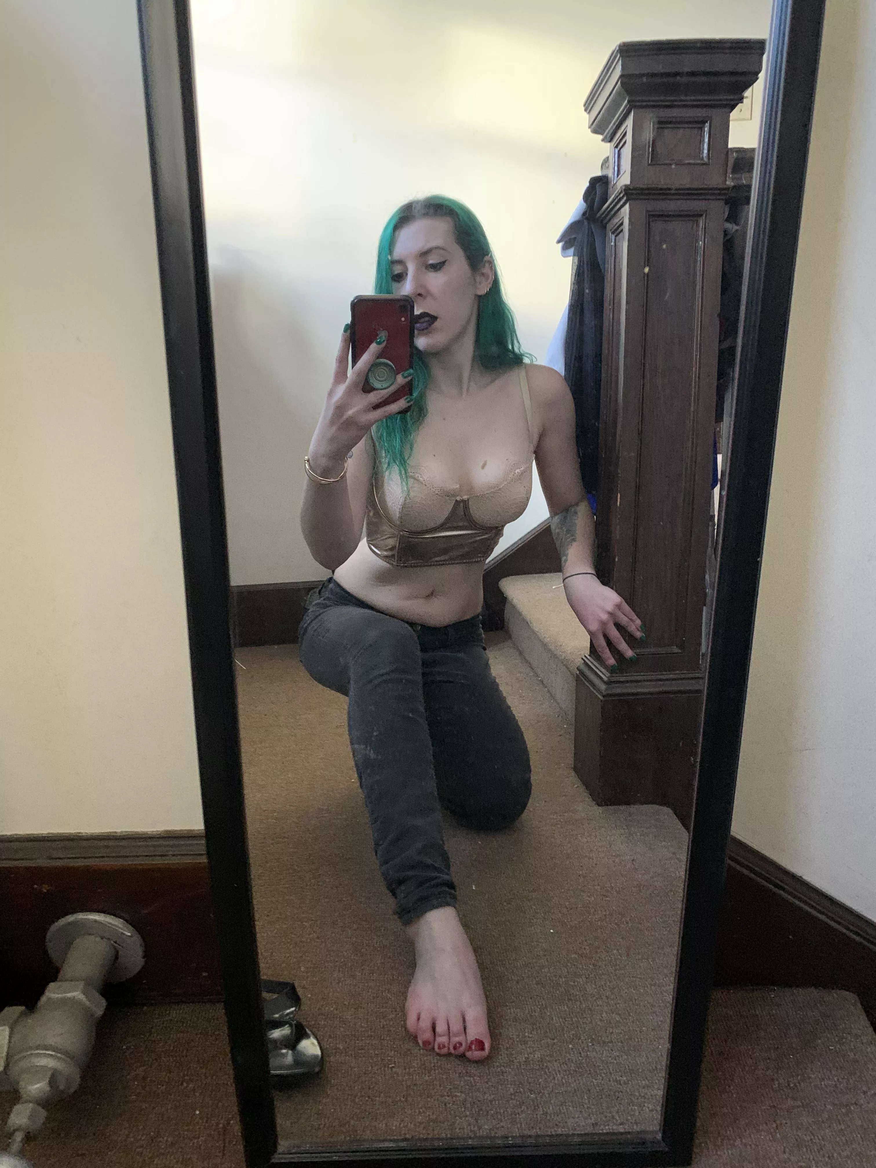 Red toes posted by sirenskiss3